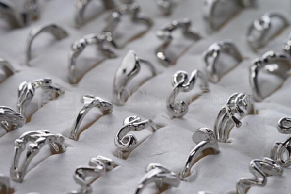 婦女銀戒指收藏 金屬藝術的永恒魅力